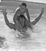 Арнольд Шварценеггер (Arnold Schwarzenegger) фото в бассейне - 11xHQ 143cf0392752954