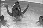Арнольд Шварценеггер (Arnold Schwarzenegger) фото в бассейне - 11xHQ 1e1892392752909