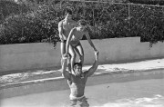 Арнольд Шварценеггер (Arnold Schwarzenegger) фото в бассейне - 11xHQ Beb6f1392752946