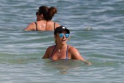 Бритни Спирс (Britney Spears) Wearing a Bikini in Hawaii, 26.03.15 (93xHQ) 21cab4400432536