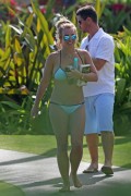 Бритни Спирс (Britney Spears) Wearing a Bikini in Hawaii, 26.03.15 (93xHQ) 3d730f400432746