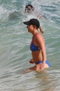 Бритни Спирс (Britney Spears) Wearing a Bikini in Hawaii, 26.03.15 (93xHQ) 42e275400432494