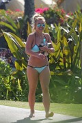 Бритни Спирс (Britney Spears) Wearing a Bikini in Hawaii, 26.03.15 (93xHQ) 52288e400432730