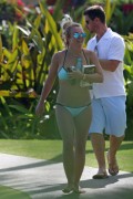 Бритни Спирс (Britney Spears) Wearing a Bikini in Hawaii, 26.03.15 (93xHQ) 5fc392400432725