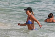 Бритни Спирс (Britney Spears) Wearing a Bikini in Hawaii, 26.03.15 (93xHQ) 76f99d400432534