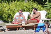 Бритни Спирс (Britney Spears) Wearing a Bikini in Hawaii, 26.03.15 (93xHQ) 770019400432819