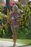 Бритни Спирс (Britney Spears) Wearing a Bikini in Hawaii, 26.03.15 (93xHQ) 85c2b5400432667