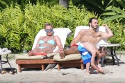 Бритни Спирс (Britney Spears) Wearing a Bikini in Hawaii, 26.03.15 (93xHQ) 940a94400432828
