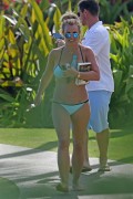 Бритни Спирс (Britney Spears) Wearing a Bikini in Hawaii, 26.03.15 (93xHQ) Ab8bdd400432767