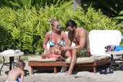 Бритни Спирс (Britney Spears) Wearing a Bikini in Hawaii, 26.03.15 (93xHQ) Aecc4b400432834