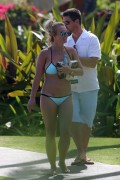 Бритни Спирс (Britney Spears) Wearing a Bikini in Hawaii, 26.03.15 (93xHQ) Aeeda2400432681
