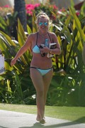 Бритни Спирс (Britney Spears) Wearing a Bikini in Hawaii, 26.03.15 (93xHQ) Cdbe3c400432668