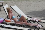 Бритни Спирс (Britney Spears) Wearing a Bikini in Hawaii, 26.03.15 (93xHQ) F3b40e400432861