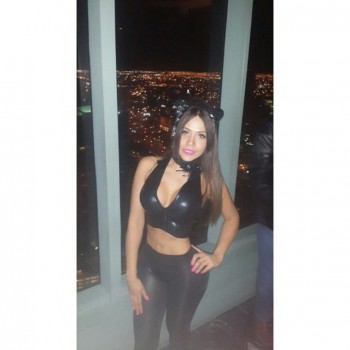 Flaca colombiana chupandole y loca por su leche 1