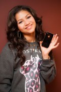 Зендая Коулман (Zendaya Coleman) 2012-10-27 posing with her new cell phone at a house in Los Angeles (14xHQ) 6daa83401276855